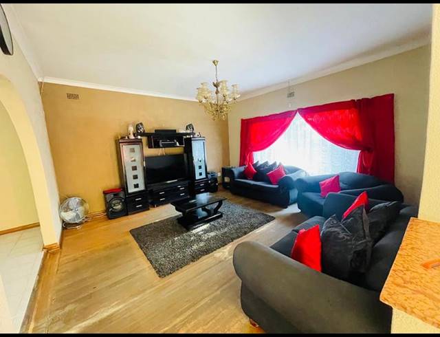 5 BEDROOM HOUSE FOR SALE IN PRIMROSE EAST